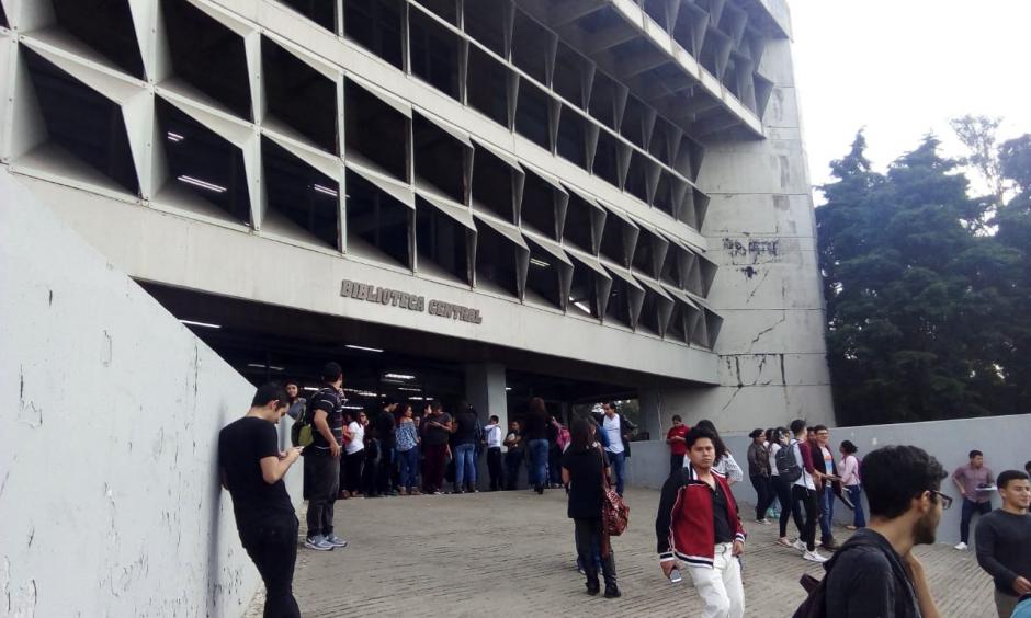 Estudiantes de la USAC salen del edificio de la Bibioteca Central por fuerte temblor. (Foto: Soy502)