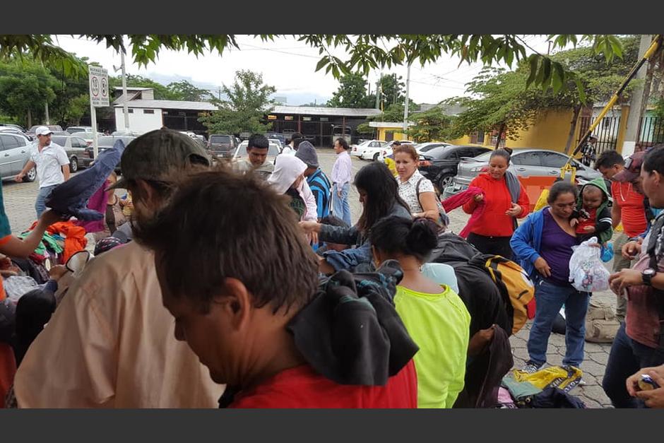 Un grupo más reducido llegó a Chiquimula, donde recibió comida y víveres. (Foto: Gráfico Oriente) 