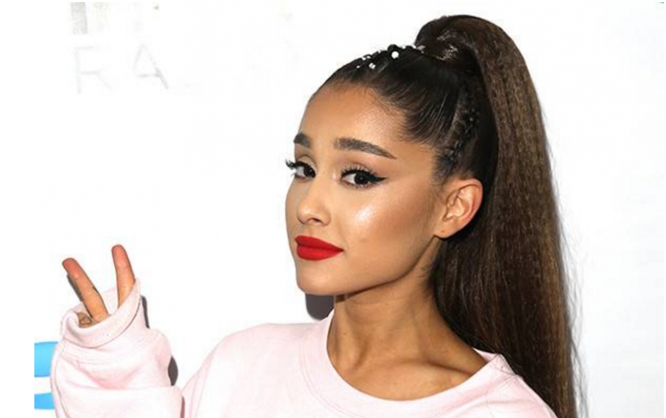 Ariana Grande reaparació con un 'look' inusual. (Foto: oficial) 