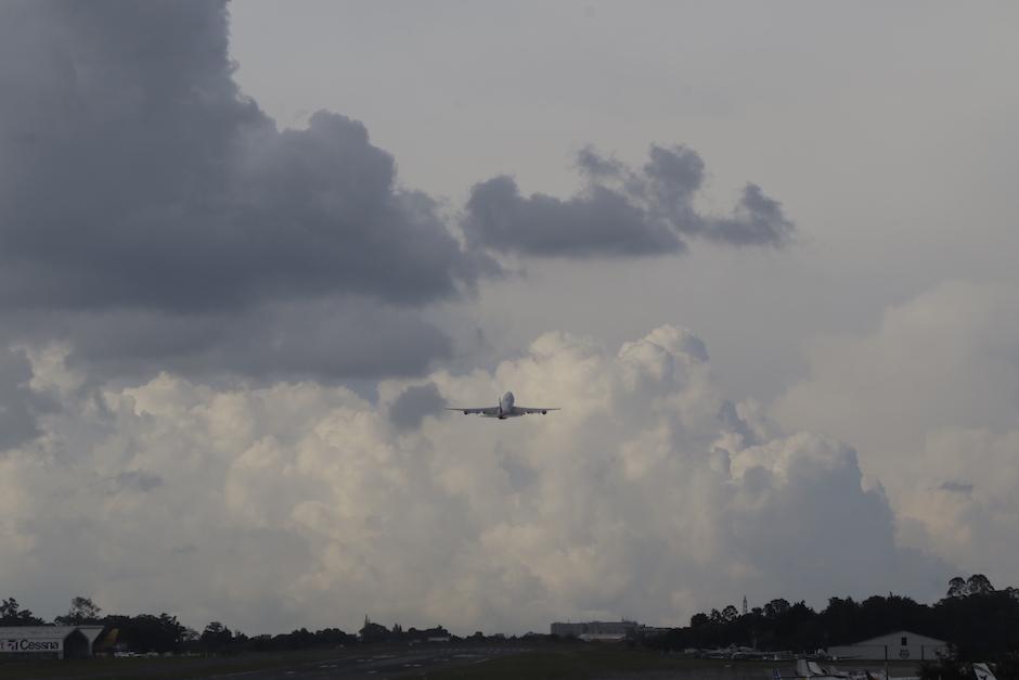Un usuario de la terminal aérea grabó el momento del despegue de un avión en medio de la lluvia. (Foto: Alejandro Balán/Soy502)