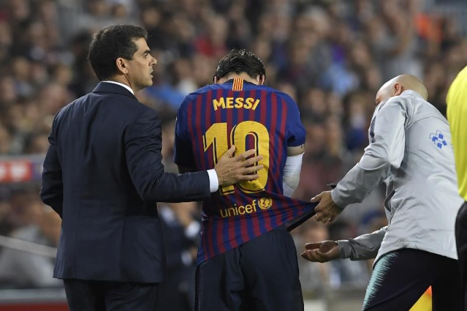 Messi sufrió una lesión que lo podría dejar fuera dos semanas. (Foto: AFP) 