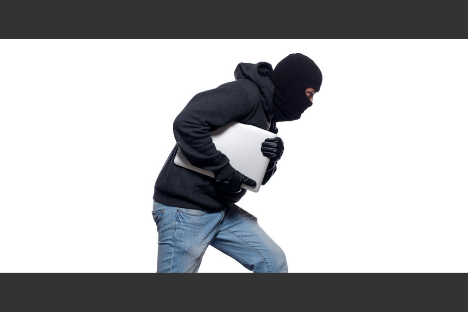 El hombre observa la computadora y tiene todo el tiempo del mundo para llevársela. (Foto: mspoweruser.com) 