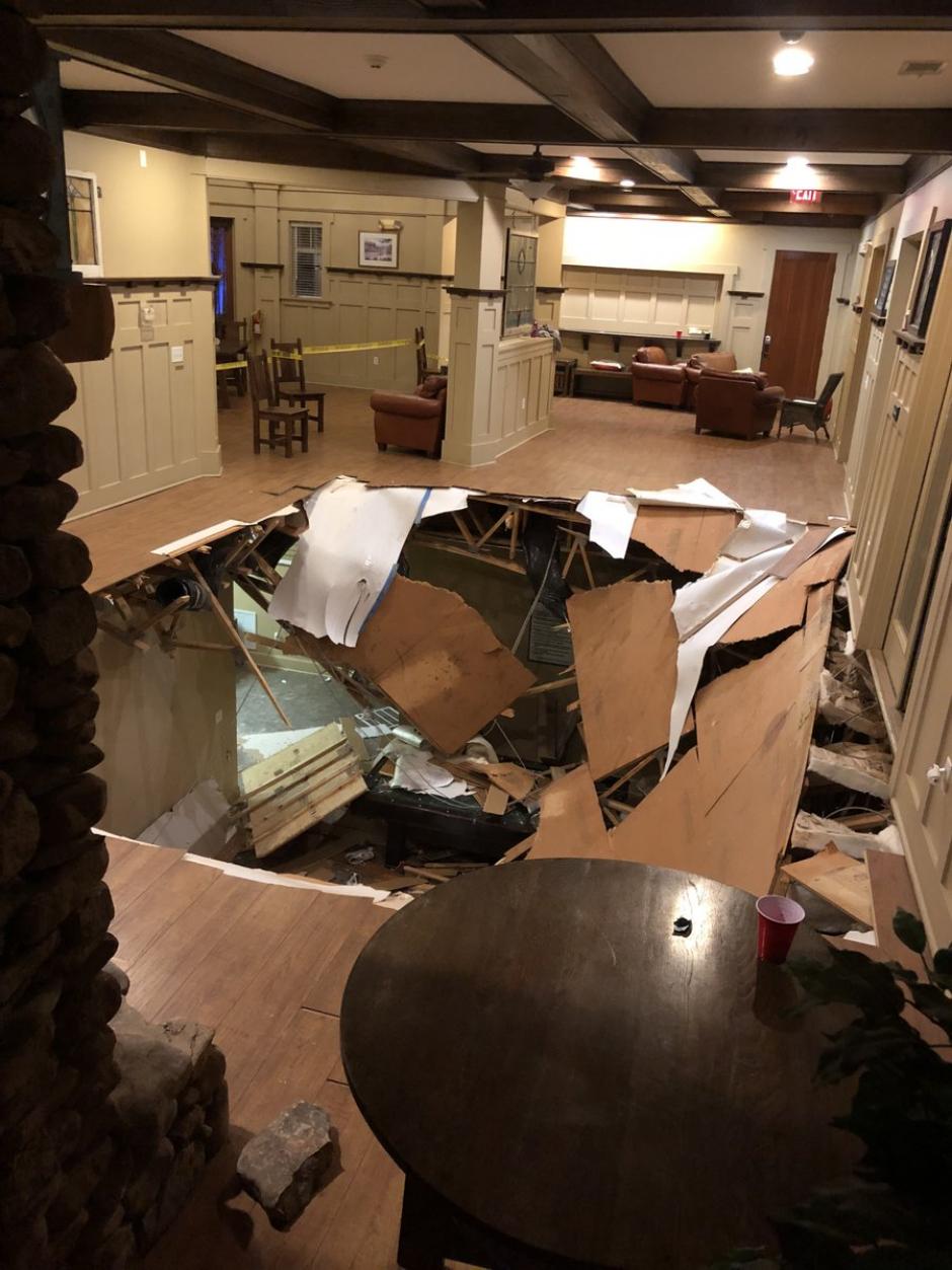 Así quedo el apartamento donde el piso de madera se desplomó en Carolina del Norte. (Foto: Joseph Lord) 
