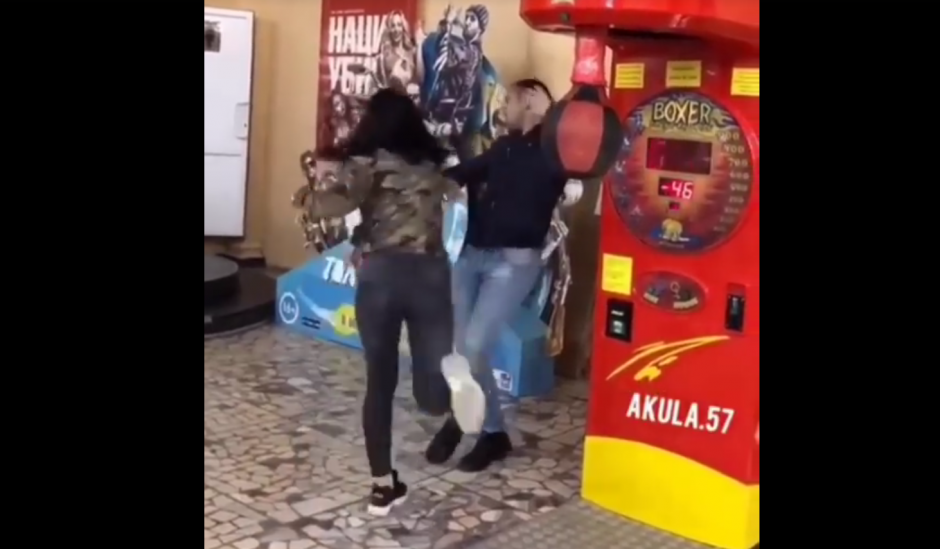 La mujer practicaba en la máquina de boxeo cuando de pronto...(Foto: captura pantalla) 