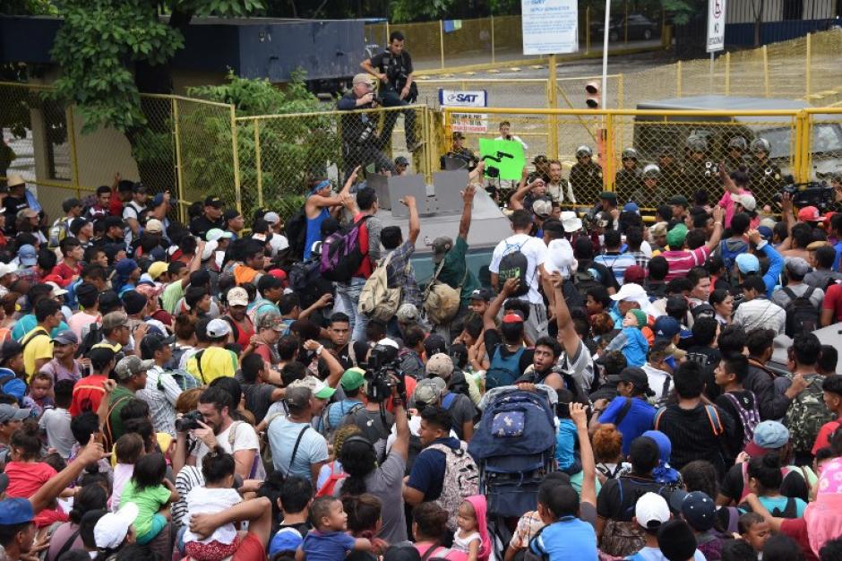 Varios agentes y migrantes resultaron heridos durante el enfrentamiento. (Foto: AFP)