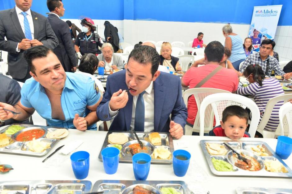 El presidente Jimmy Morales y el alcalde de Mixco, Neto Bran, en la inauguración de un nuevo comedor social. (Foto: Jesús Alfonso/Soy502)