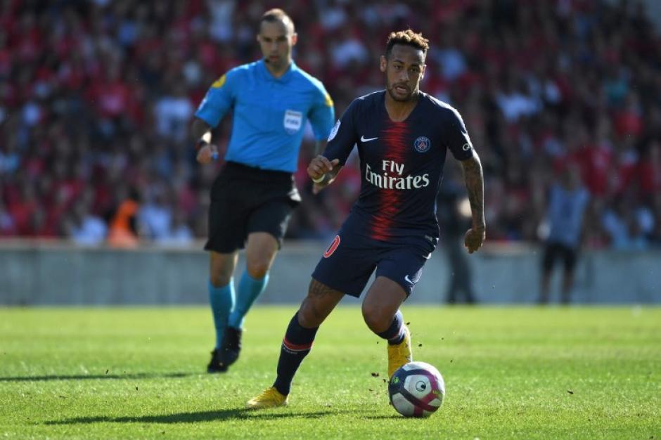 Neymar tiene tierno gesto con un niño en Nimes. (Foto: AFP)