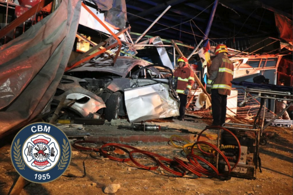 El conductor del vehículo murió, mientras que el copiloto está hospitalizado. (Foto: Bomberos Municipales)