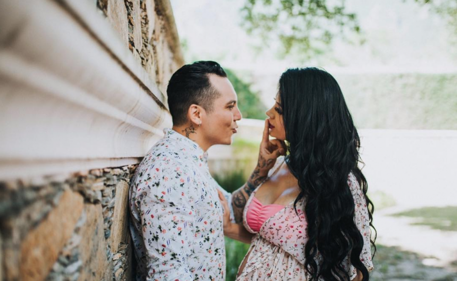 El cantante Edwin Luna se comprometió con la modelo guatemalteca Kimberly Flores. (Foto: Instagram) 