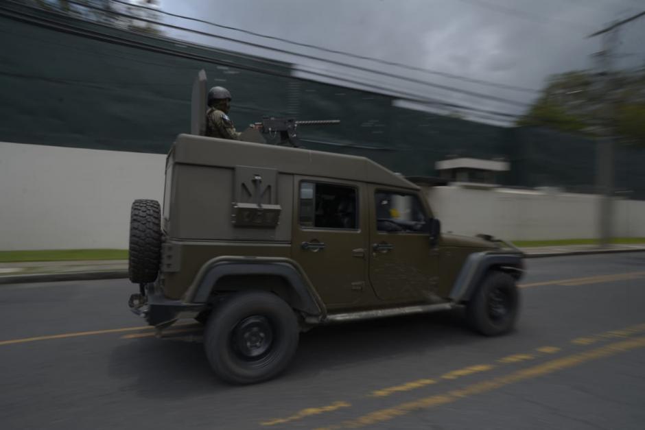 Los vehículos pasaron en distintas ocasiones frente a la sede de la CICIG. (Foto: Wilder López/Soy502)