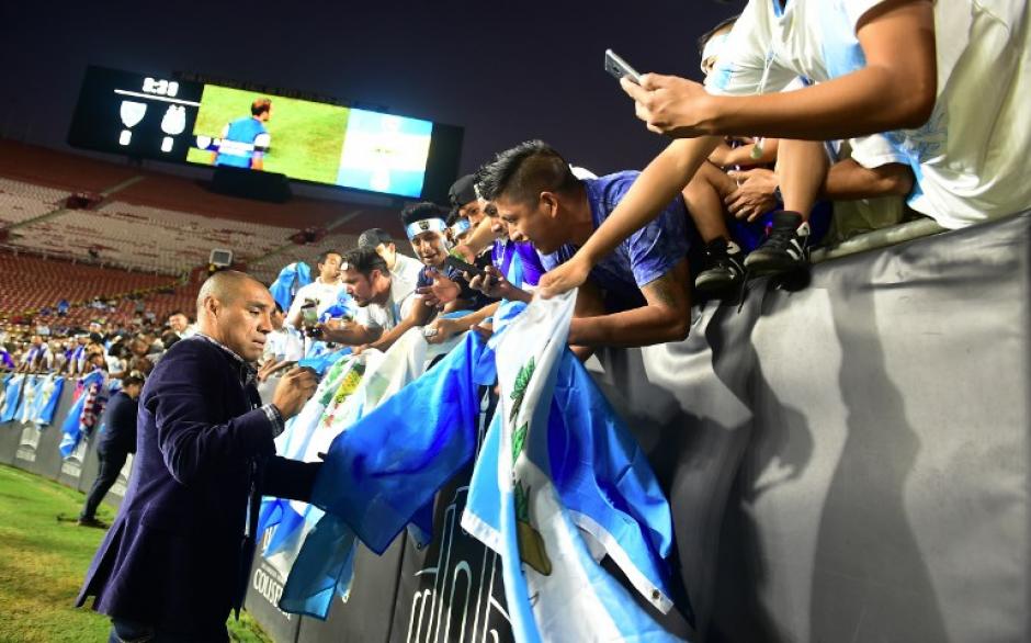 Juan Carlos "El Pin" Plata ídolo de los guatemaltecos en el Memorial Coliseo de Los Ángeles. (Foto: AFP)
