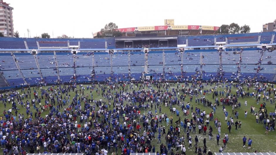La afición del Cruz Azul invadió la cancha y hubo problemas con los policías. (Foto: @CruzAzul_VAVEL)