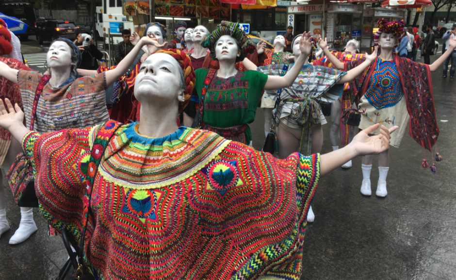 Textiles guatemaltecos desfilaron por las calles de La Gran Manzana en señal de protesta. (Foto: Edgar Navarro) 