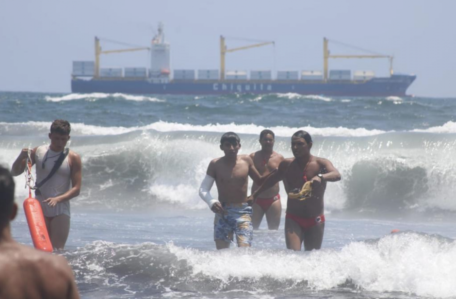Los elementos del IGSS vigilan a los visitantes de las playas. (Foto: IGSS)