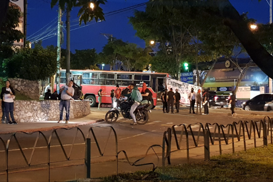 Los estudiantes exigen al Gobierno el pago del 5% de aporte constitucional a dicha casa de estudios. (Foto: Twitter/@Christopalm)