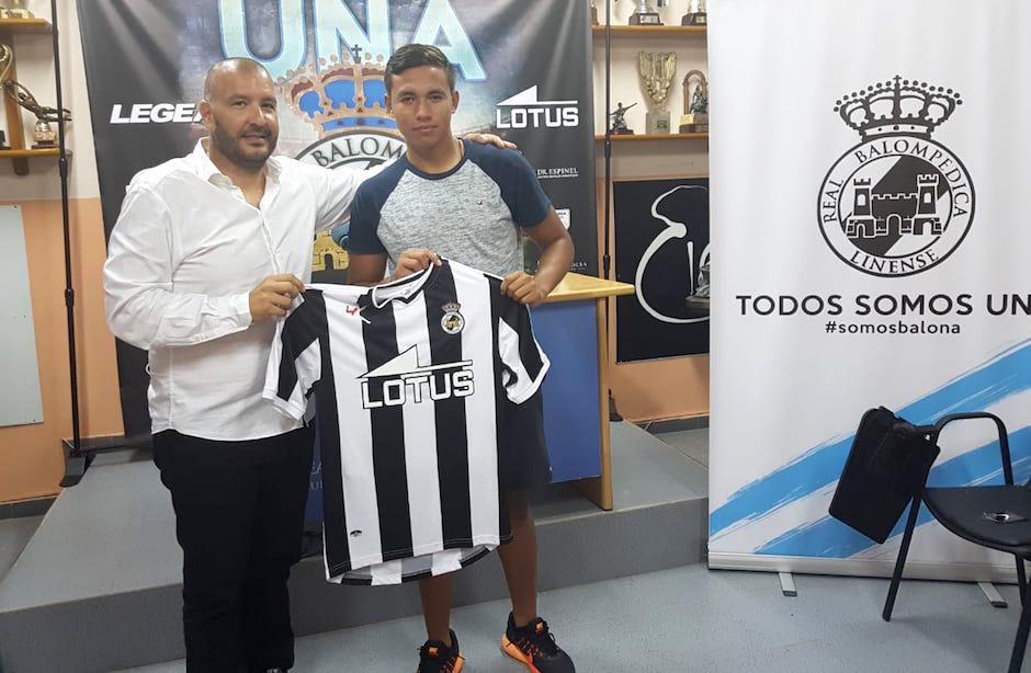 Juan Pablo Estrada posa con la camisola de su nuevo equipo en el fútbol español. (Foto: Cortesía)