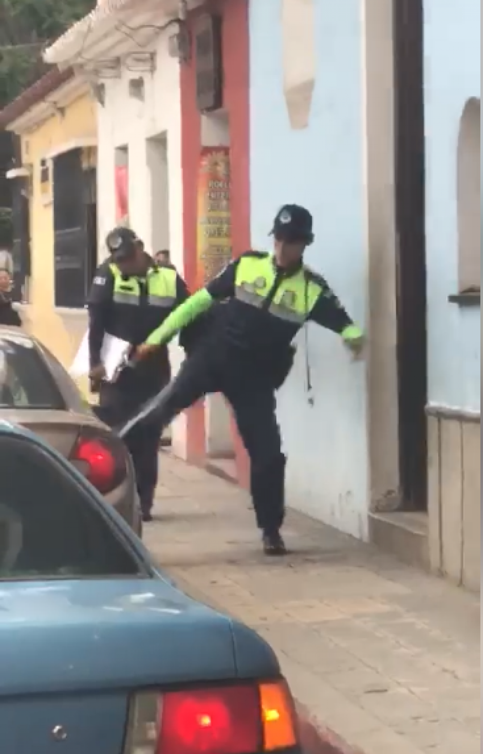 El PMT de Antigua Guatemala patea el auto del conductor que lo insulta por haberle colocado un cepo. (Foto: captura de pantalla)