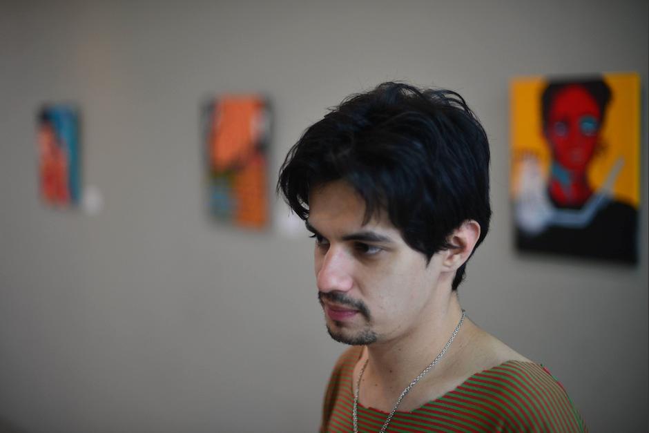 Herssonoe es un artista guatemalteco que utiliza bastidores y chaquetas para expresarse. (Foto: Jesús Alfonso/Soy502)