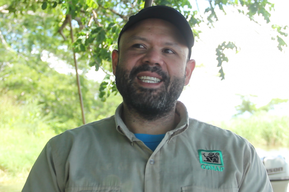 Carlos arriesgó su vida por defender los recursos naturales, pero eso no le quitó la pasión por su trabajo. (Foto: Fredy Hernández/Soy502)