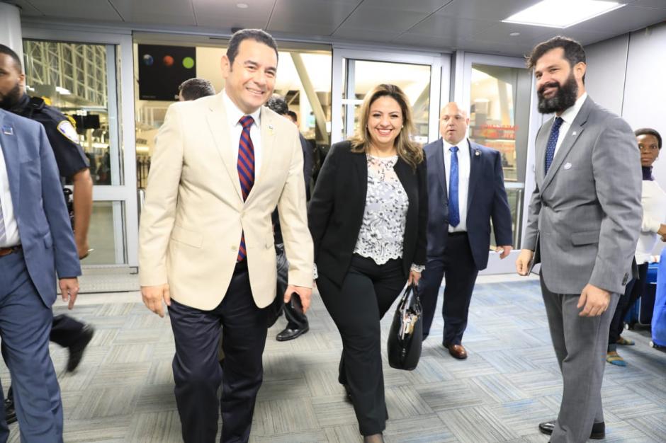El presidente aterrizó este domingo en Nueva York donde fue recibido por la canciller Sandra Jovel. (Foto: Gobierno)