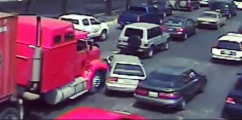 El accidente fue captado por las cámaras de vigilancia del lugar. (Foto: captura de pantalla)