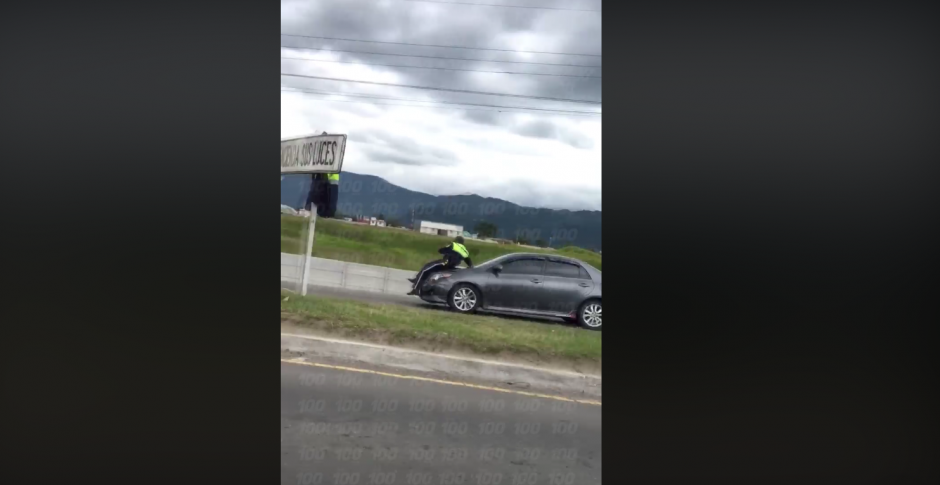 El conductor del vehículo se molestó por la instrucción del agente. (Foto: captura de pantalla) 
