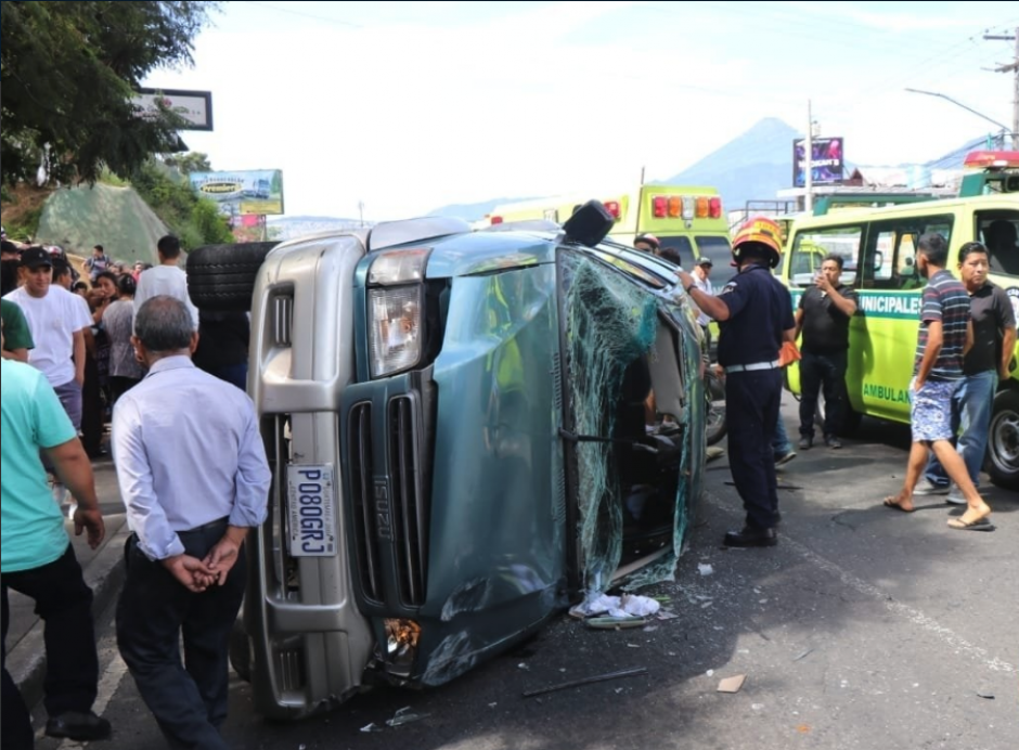 Tres vehículos estuvieron involucrados en el percance. (Foto: Bomberos Municipales)