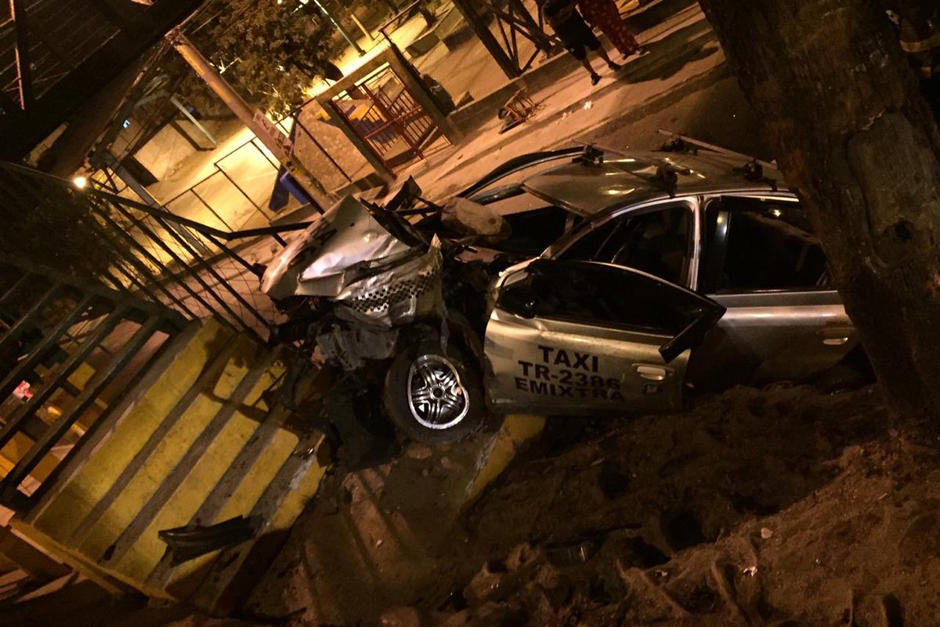 Un peculiar accidente ocurrió durante la madrugada de este lunes sobre el Anillo Periférico. (Foto: Twitter/@challytroquer)