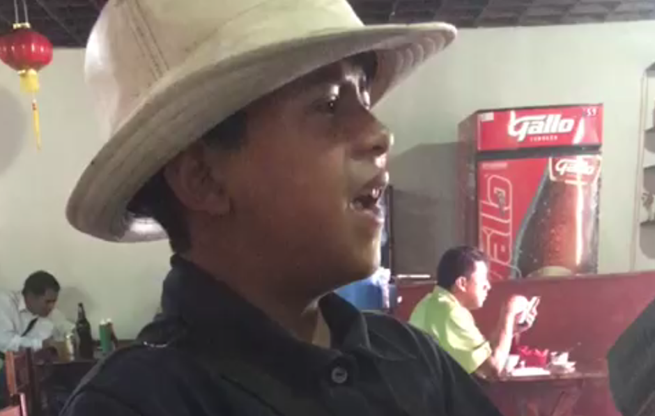 Christopher Alain canta en varios restaurantes para pagar sus estudios. (Foto: Emisoras Unidas) 