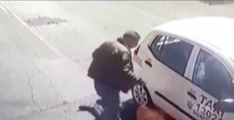 El taxista golpea a su pasajero hasta dejarlo inconsciente. (Foto: captura pantalla) 
