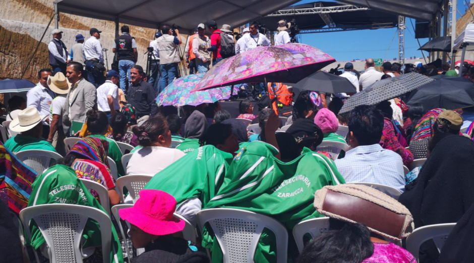 Los niños se mantienen bajo el sol a espera de las autoridades. (Foto: Angélica Medinilla/Soy502)