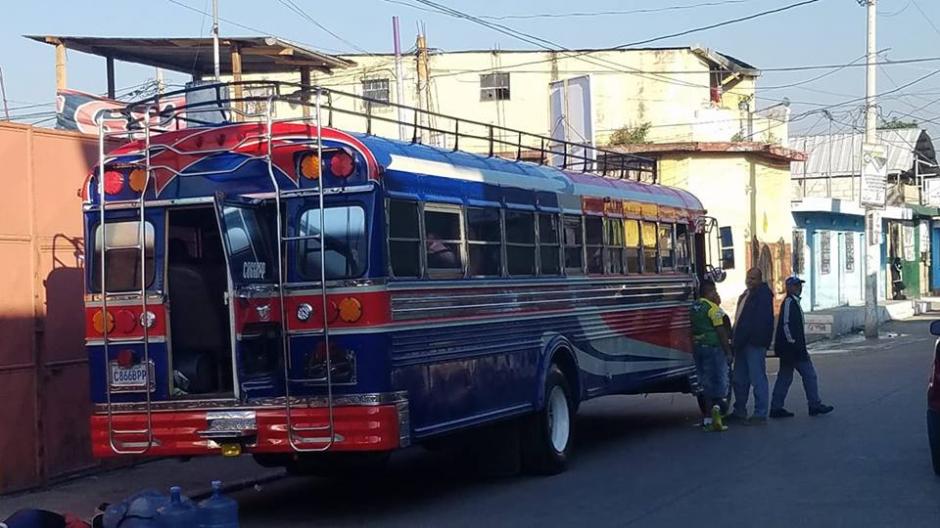 El bus en el que viajaron los jugadores de Petapa a Quetzaltenango. (Foto: Facebook)
