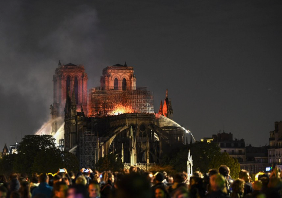 Al menos un bombero resultó herido durante el incendio. (Foto: AFP)