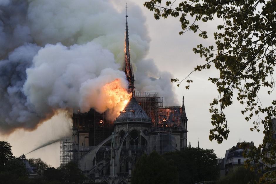 Una imagen captada frente a la catedral de Notre Dame justo antes del incendio de este lunes se ha vuelto viral. (Foto: AFP)
