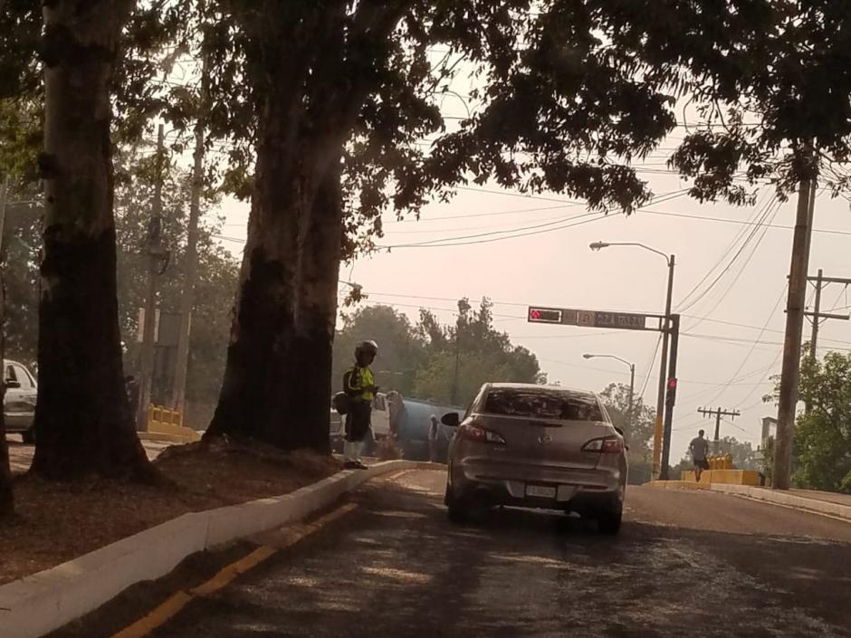 Un hombre se quedó dormido en pleno el bulevar principal de la zona 21. (Foto: Jessica Gramajo/Soy502)