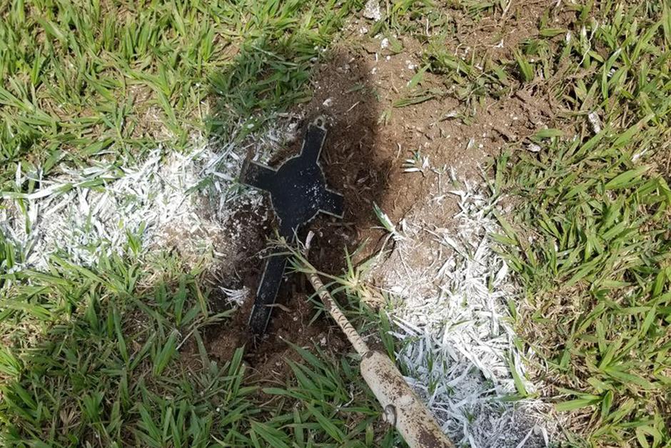 Los objetos estaban escondidos en distintas partes del engramillado. (Foto: El Salvador.com)