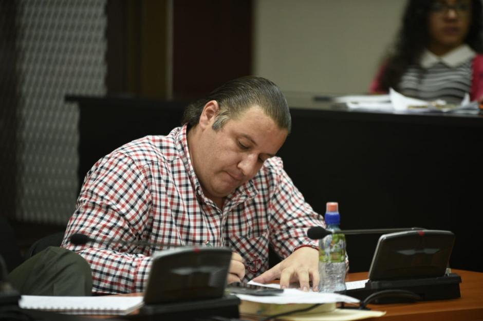 Roberto Barreda anota mientras el MP describe los hechos. (Foto: Wilder López/Soy502)