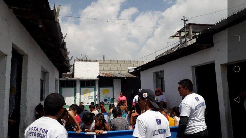 Las piscinas fueron instaladas en varios puntos de Mixco durante la Semana Santa. (Foto: Soy502)