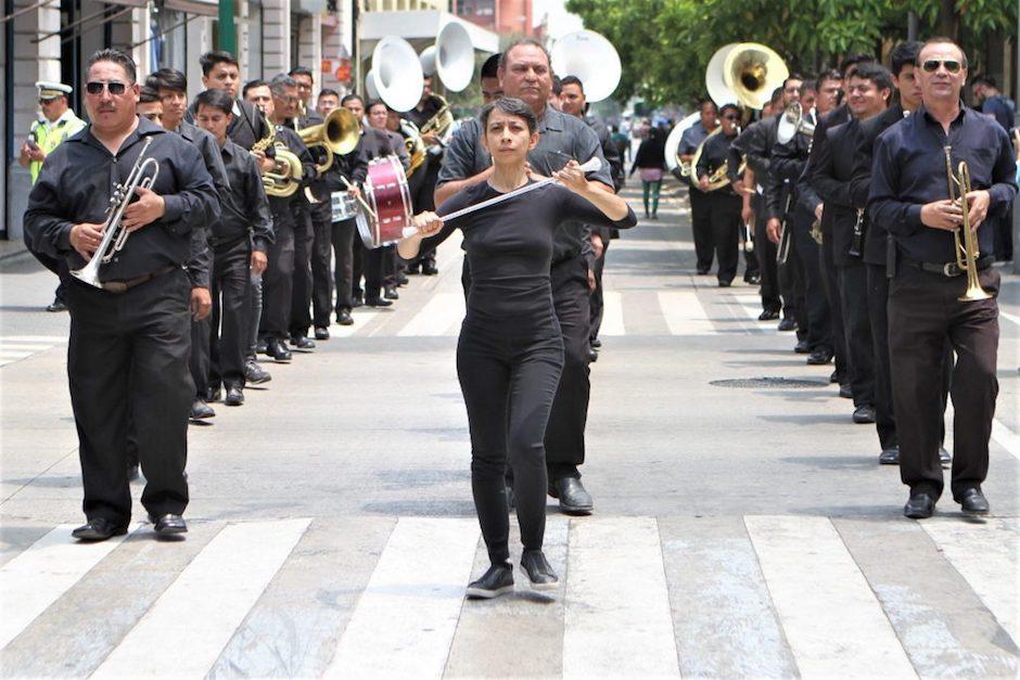 La artista Regina José Galindo lideró esta marcha que recorrió la Sexta Avenida hasta llegar al Palacio Nacional. (Foto: Diego Silva/Azacuán) 