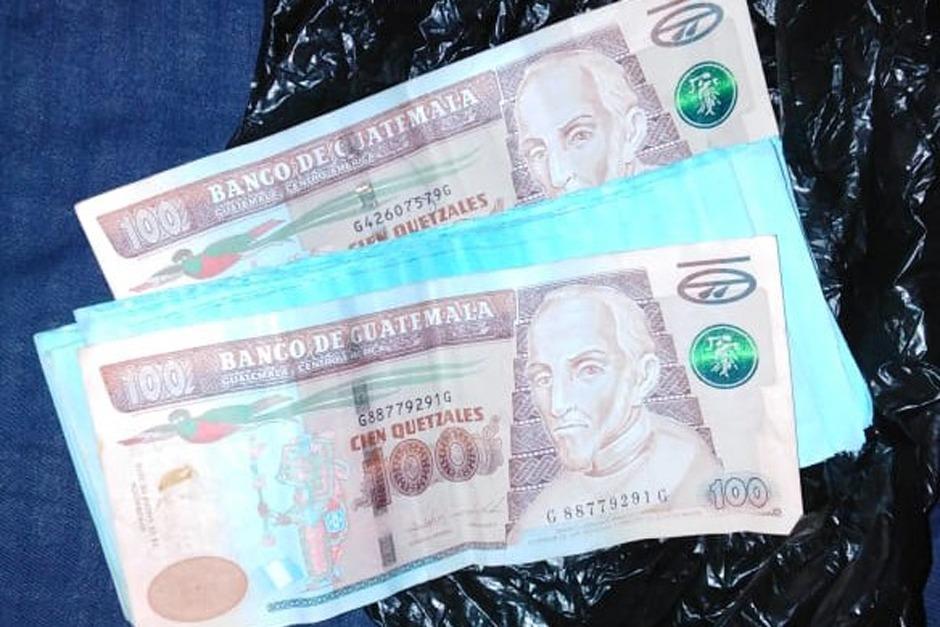 Las autoridades fingieron un paquete con cientos de billetes de 100 quetzales. (Foto: PNC) 