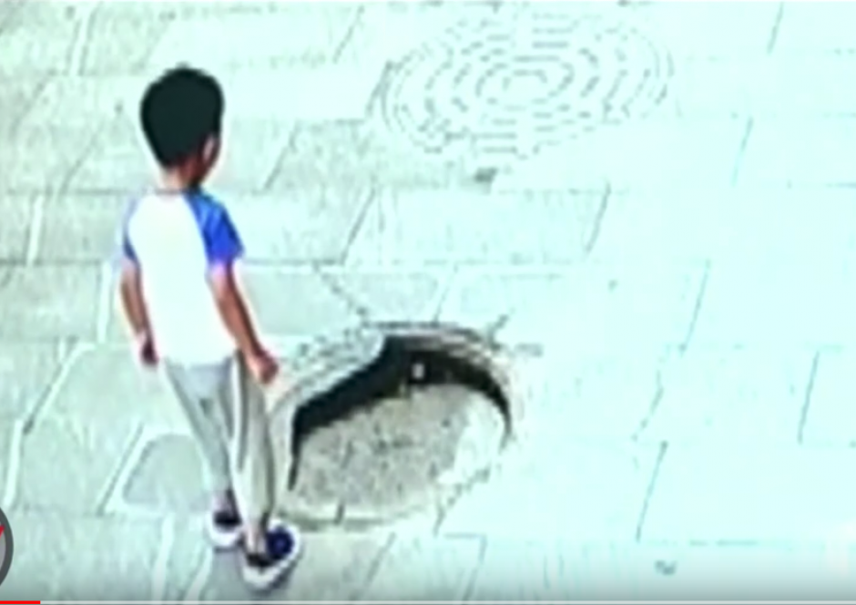 El pequeño no midió las consecuencias y terminó dentro del orificio mientras sus padres se asustaron al verlo desaparecer. (Captura Video)