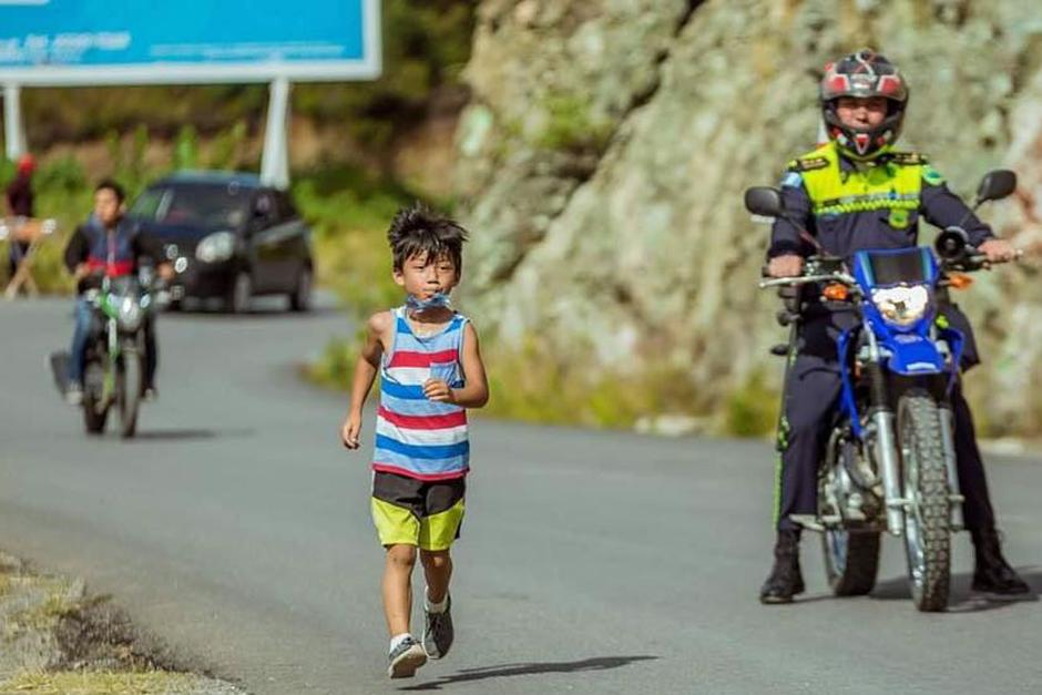 El niño llamó la atención en una difícil carrera. (Foto: Waldo López/Facebook) 