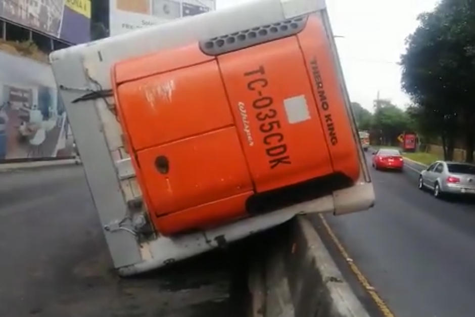 El camión quedó volcado y afecta el tránsito en ambas vías. (Foto: Provial) 