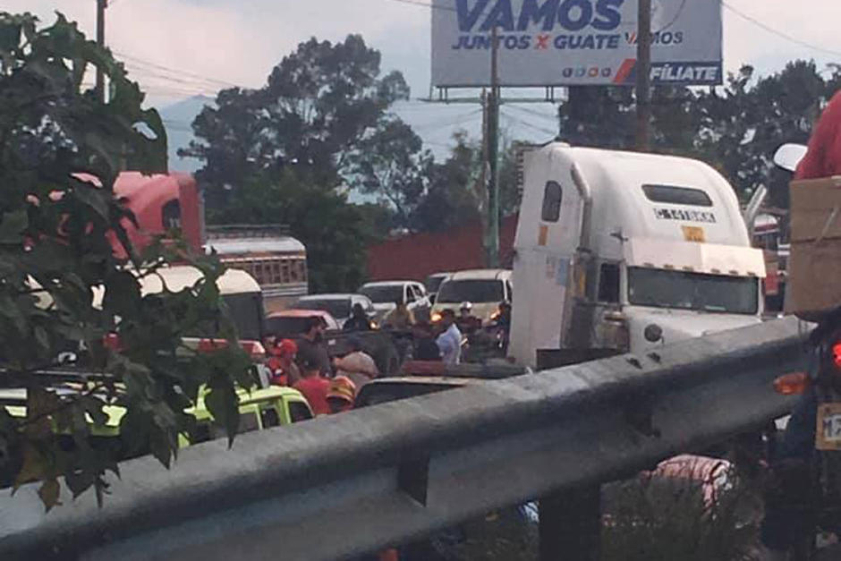 El accidente complica el paso en el puente de VIlla Nueva. (Foto: Tráfico Cuesta Villa Lobos/Facebook) 