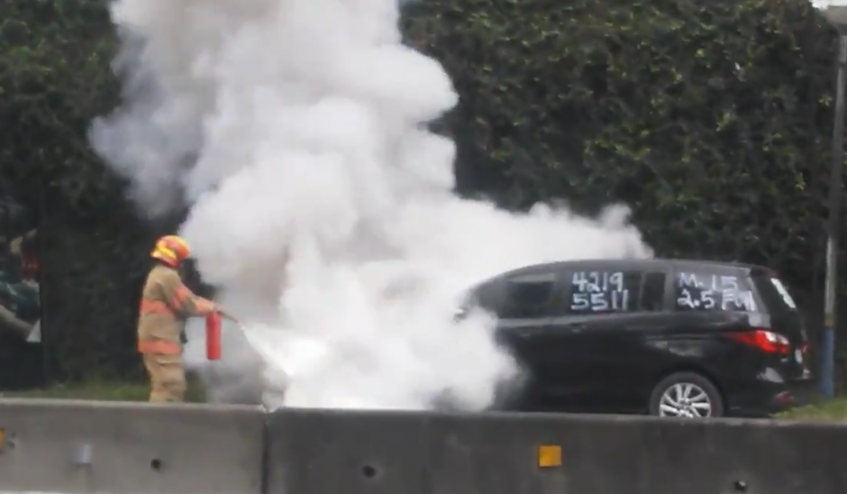 Los bomberos Voluntarios acudieron al sitio para controlar la situación. (Captura pantalla)