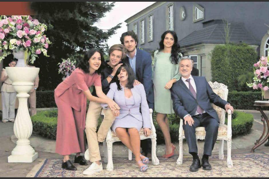 La matriarca de "La casa de las flores" murió según reveló un audio publicado para la segunda temporada. (Foto: Netflix) 