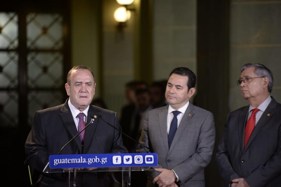 Alejandro Giammattei junto a Jimmy Morales en la primera reunión de transición de mando. (Foto: Wilder López/Soy502) 
