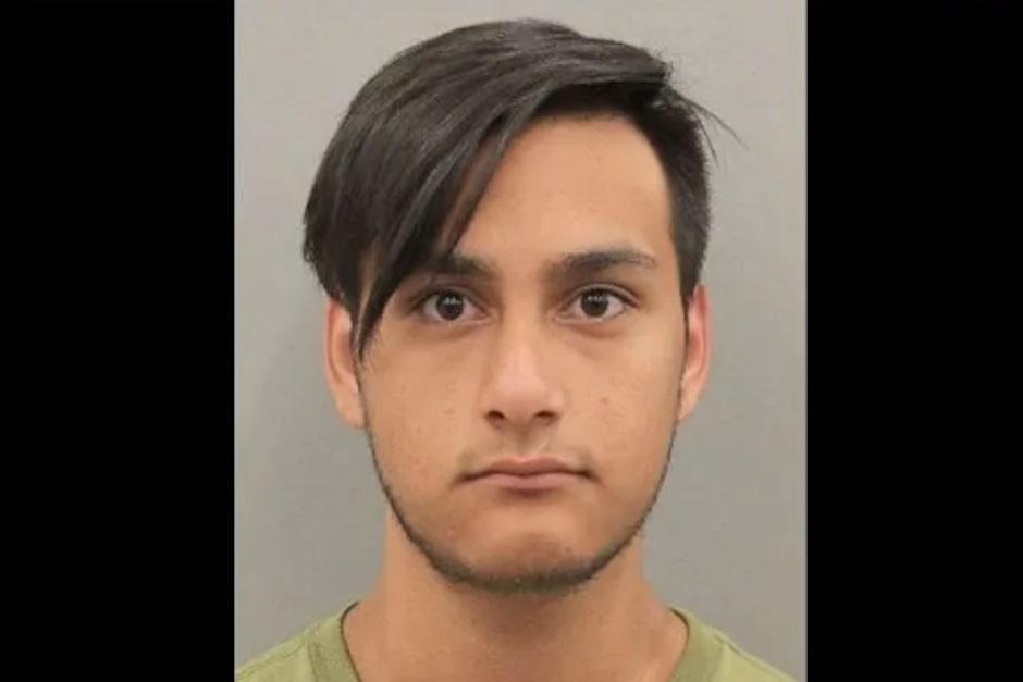 El adolescente y su papá estaban en el aeropuerto Intercontinental George Bush (Foto: captura de pantalla)