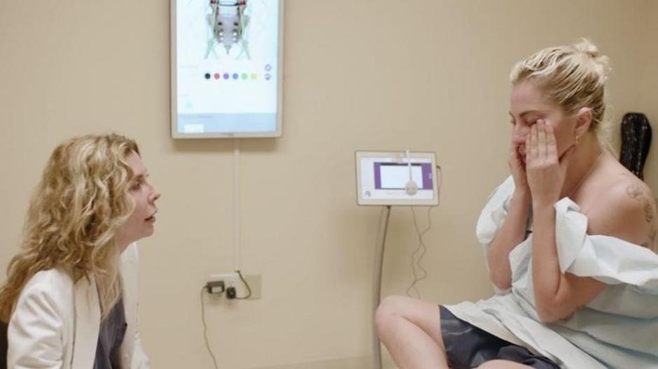 Ni embarazada ni con Bradley, Gaga está enferma. (Foto: captura de pantalla de su documental)