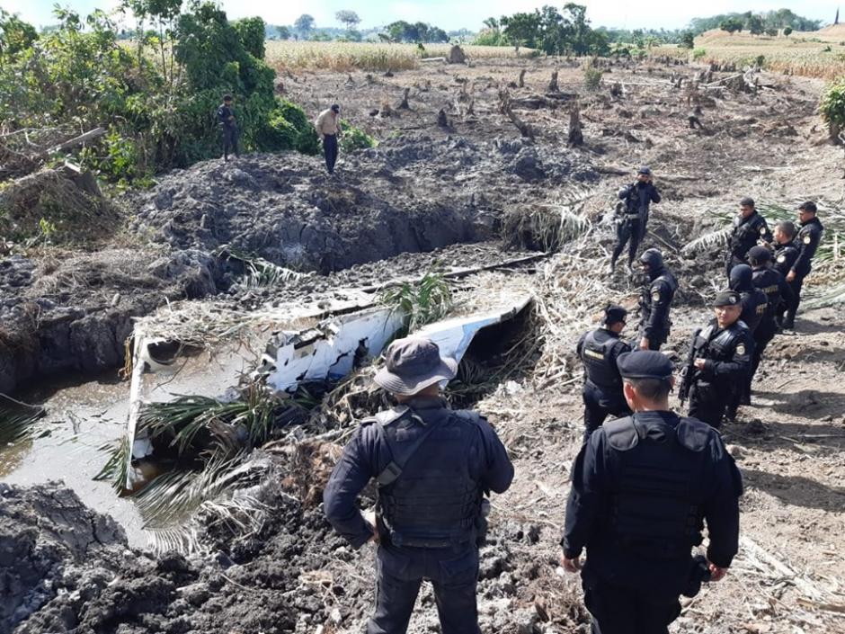 Las autoridades no localizaron objetos ilícitos dentro de la avioneta. (Foto: PNC)